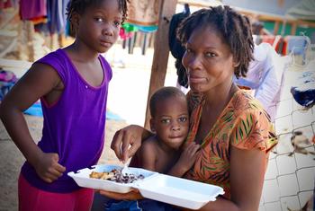 Familia haitiana comiendo tras cruzar Darien Gap.
