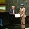 سیکرٹری جنرل انتونیو گوتیرش گھانا سے تعلق رکھنے والی امن دستوں کی کیپٹن سسیلا ارزوا کو سال 2022 ’ملٹری جینڈر ایڈووکیٹ‘ کا ایوارڈ دے رہے ہیں۔