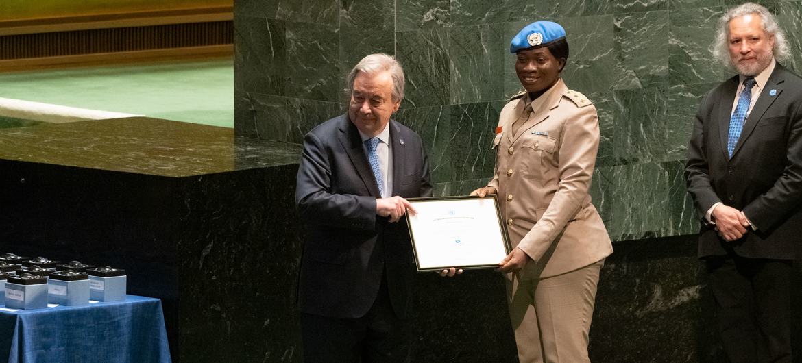 यूएन महासचिव एंतोनियो गुटेरेश (बाएँ), घाना की शान्तिरक्षक कैप्टेन सिसिलिया ऐरिज़ुआह को, 2022 का सैन्य लैंगिक पैरोकार पुरस्कार प्रदान करते हुए. (25 मई 2023)