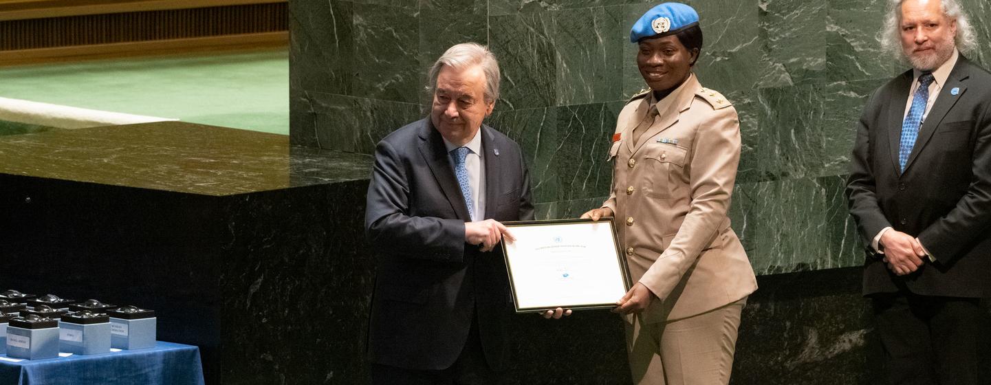 Le Secrétaire général de l'ONU, António Guterres (à gauche), remet le prix 2022 du Défenseur militaire de l'égalité des sexes de l'année au capitaine Cecilia Erzuah, du Ghana, qui a servi au sein de la Force intérimaire de sécurité des Nations Unies pour…