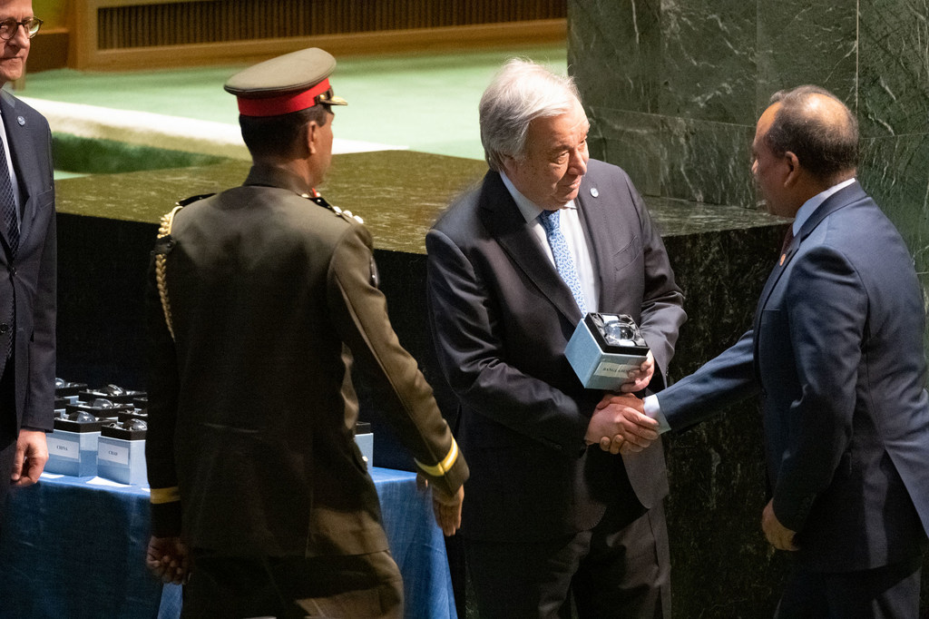 Le Secrétaire général de l'ONU, António Guterres, remet des médailles à titre posthume à 103 militaires, policiers et civils chargés du maintien de la paix qui ont perdu la vie en servant sous le drapeau de l'ONU en 2022.