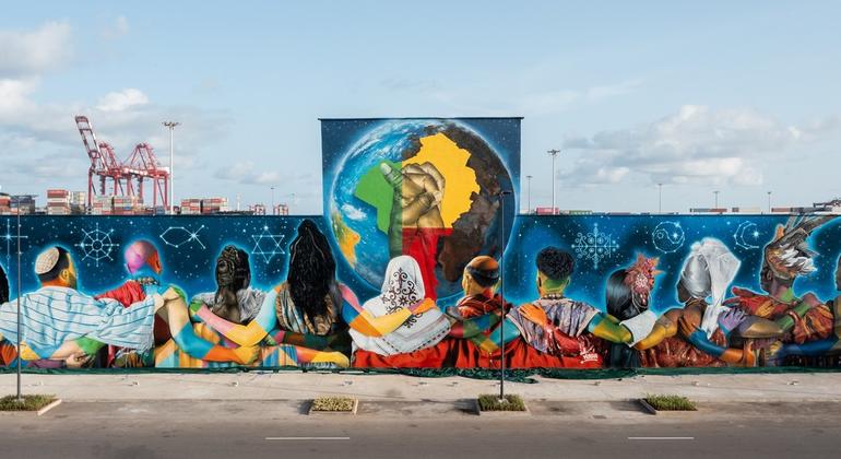 Na África, Kobra pintou recentemente um painel sobre tolerância religiosa