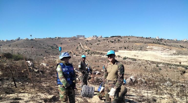 2023年9月29日，柬埔寨多功能工兵（战斗工兵+建筑工兵）与联黎部队Froce Commander Reserve （FCR）法国战斗工兵共同对“蓝线标志”进行翻新。