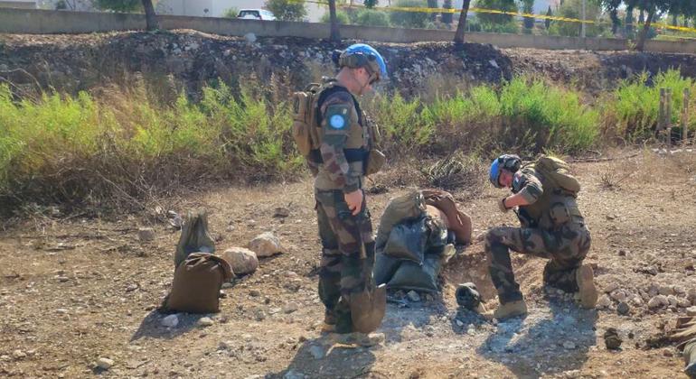 Un equipo especializado en desactivación de bombas de la FPNUL se encarga de los artefactos explosivos sin detonar cerca del campamento Green Hill de la misión.