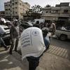 يقوم عمال WFP بتوزيع دقيق القمح المدعم على العائلات الفلسطينية الضعيفة في غزة والضفة الغربية.
