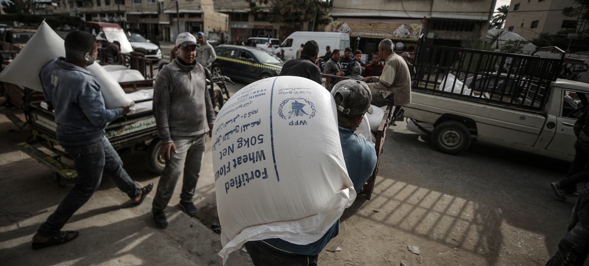 يقوم عمال WFP بتوزيع دقيق القمح المدعم على العائلات الفلسطينية الضعيفة في غزة والضفة الغربية.