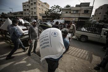 يقوم عمال WFP بتوزيع دقيق القمح المدعم على العائلات الفلسطينية الضعيفة في غزة والضفة الغربية.