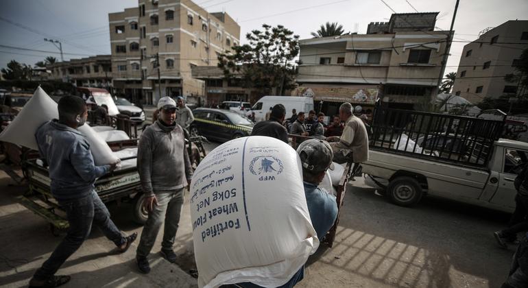 يقوم عمال WFP بتوزيع دقيق القمح المدعم على العائلات الفلسطينية الضعيفة في غزة والضفة الغربية.