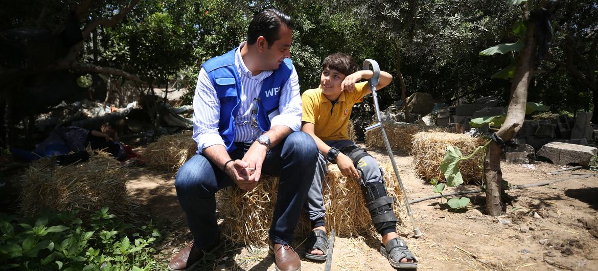 سامر عبد الجابر ، مدير برنامج الأغذية العالمي في فلسطين، في زيارة ميدانية لمستفيد من مساعدات البرنامج تعرض منزله للقصف خلال التصعيد في أيار /مايو 2021