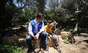 سامر عبد الجابر ، مدير برنامج الأغذية العالمي في فلسطين، في زيارة ميدانية لمستفيد من مساعدات البرنامج تعرض منزله للقصف خلال التصعيد في أيار /مايو 2021