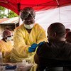 Un agent de santé vaccine un homme contre le virus Ebola à Beni, en République démocratique du Congo (photo d'archives).