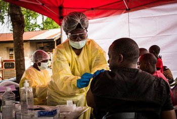 Un agent de santé vaccine un homme contre le virus Ebola à Beni, en République démocratique du Congo (photo d'archives).