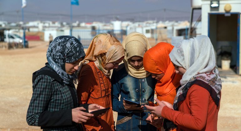 Adolescentes usando teléfonos celulares y tabletas digitales en el campamento de refugiados sirios de Za´atari. (Foto de archivo)
