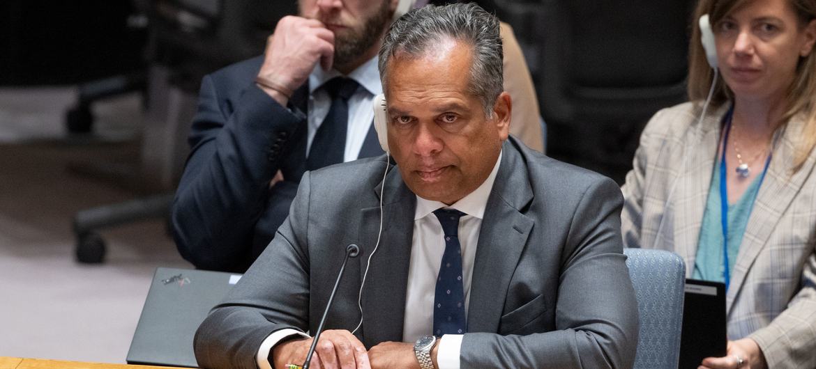 Ramesh Rajasingham, Director of Coordination of the UN Office for the Coordination of Humanitarian Affairs, briefs the Security Council meeting on the situation in Syria.