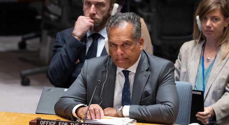 Ramesh Rajasingham, Director of Coordination of the UN Office for the Coordination of Humanitarian Affairs, briefs the Security Council meeting on the situation in Syria.