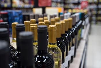 Botellas de vino en una estantería de supermercado.