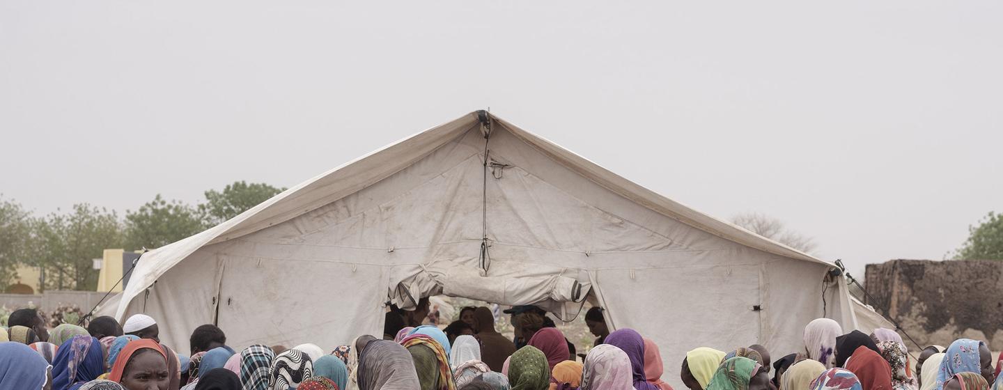 Des réfugiés soudanais font la queue pour recevoir de la nourriture à Adre, près de la frontière du Tchad avec le Soudan.