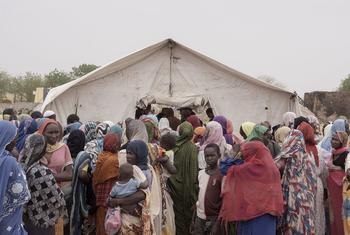 Des réfugiés soudanais font la queue pour recevoir de la nourriture à Adre, près de la frontière du Tchad avec le Soudan.