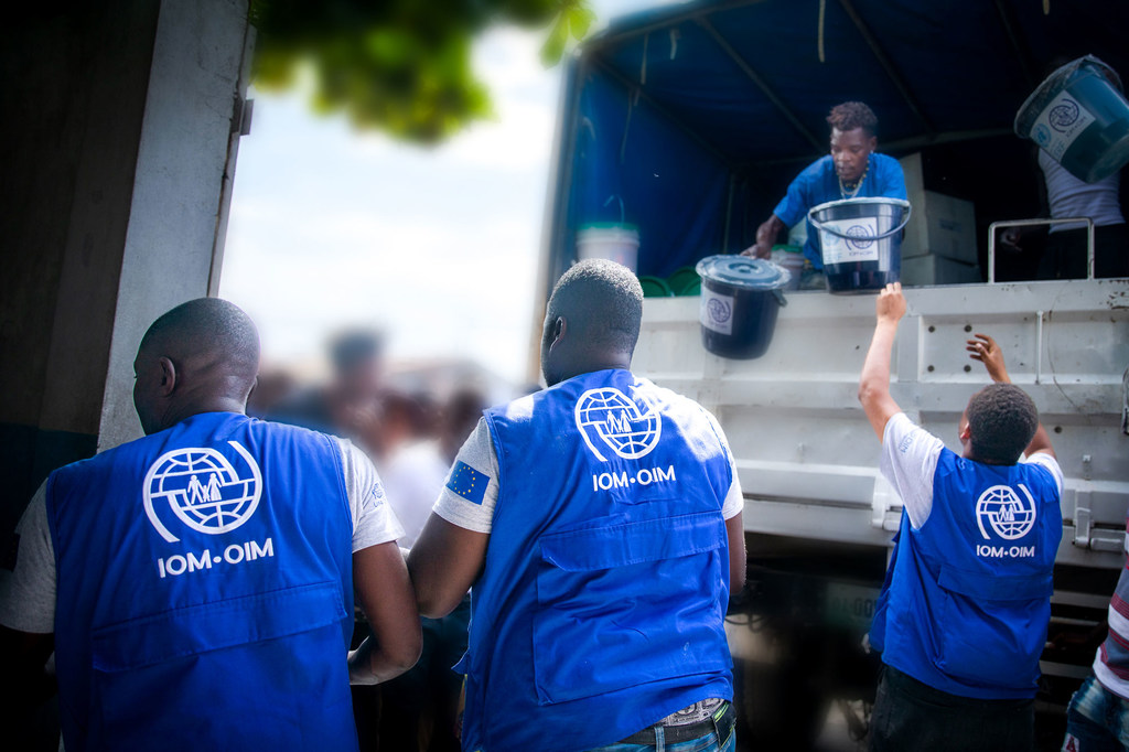 La OIM entrega artículos de socorro a comunidades vulnerables en Cité Soleil, Haití.