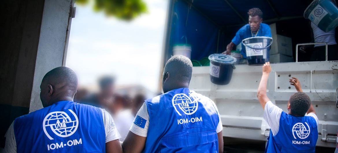 国际移民组织向海地太阳城的脆弱社区运送救济物资。