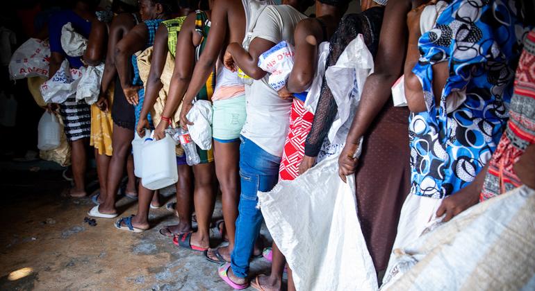 Moradores de Cité Soleil, Porto Príncipe, Haiti, fazem fila para receber ajuda.