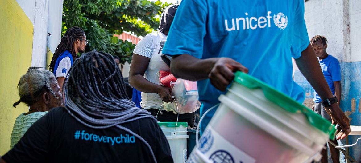 L'UNICEF distribue des articles de secours aux personnes vulnérables de Cité Soleil, en Haïti.
