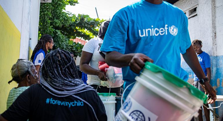 联合国儿基会在海地首都太子港太阳城向弱势群体分发援助物品。