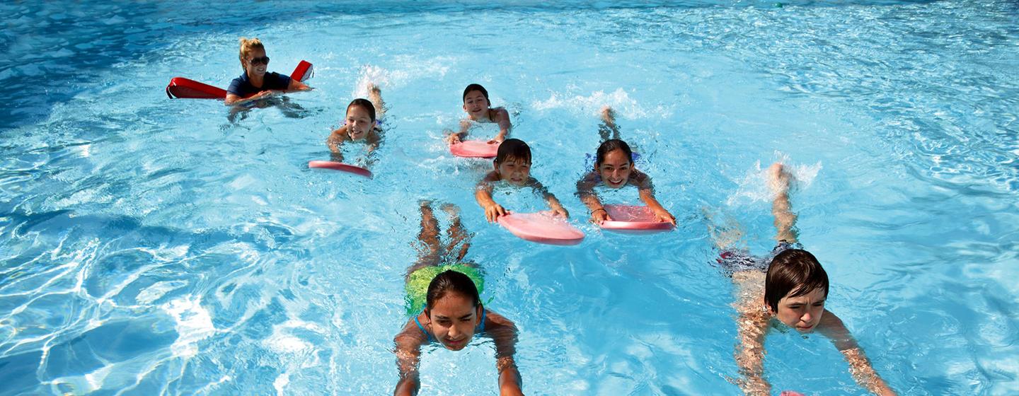 Les cours de natation formels peuvent réduire le risque de noyade.