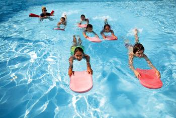 Les cours de natation formels peuvent réduire le risque de noyade.