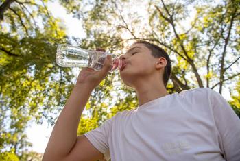 Un joven bebe agua durante una ola de calor en Belgrado, Serbia.