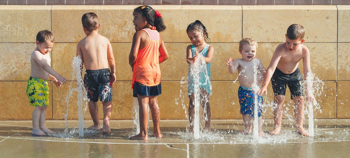 Manter-se fresco durante uma onda de calor é especialmente importante para as crianças que têm mais dificuldade em regular a temperatura corporal do que os adultos.