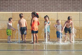 对于比成年人更难调节体温的儿童来说，在热浪中保持凉爽尤其重要。
