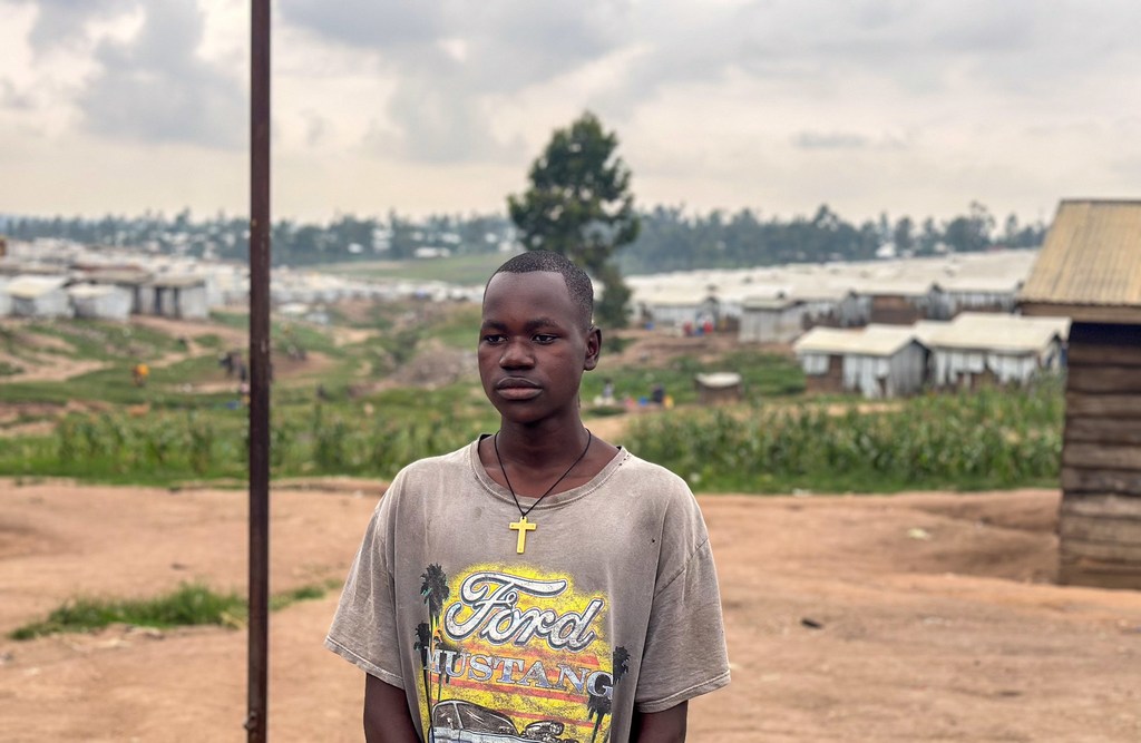 Huko Ituri, mashariki mwa Jamhuri ya Kidemokrasia ya Kongo (DRC), katika kambi ya wakimbizi wa ndani ya Kigonze iliyo kilomita 2 kutoka katikati ya mji wa Bunia, watoto kadhaa akiwemo Eliya (pichani) huhudhuria masomo ya redio katika Shule ya Msingi ya S…