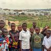 Wanafunzi katika Shule ya Msingi ya Saint-Luc katika eneo la makazi ya Kigonze, Bunia, DRC, wanahudhuria masomo ya redio kama sehemu ya mpango wa Elimu ya Bana.