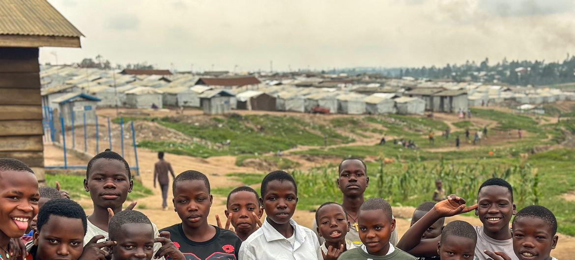 Huko Ituri, mashariki mwa Jamhuri ya Kidemokrasia ya congo (DRC), katika kambi ya wakimbizi wa ndani ya Kigonze iliyo kilomita 2 kutoka katikati ya mji wa Bunia, watoto kadhaa huhudhuria masomo ya kwa njia ya redio katika Shule ya Msingi ya Saint-Luc, kw…
