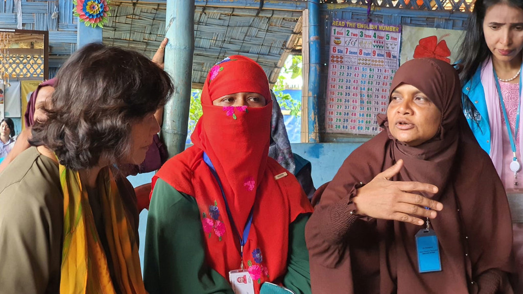 秘书长缅甸问题特使诺埃琳·海泽在孟加拉国的一个难民营中与罗兴亚难民交谈。（资料图片）