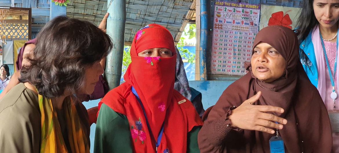 Noeleen Heyzer, enviada especial del Secretario General de las Naciones Unidas para Myanmar, conversa con refugiados rohinyá en un campamento de Bangladesh.