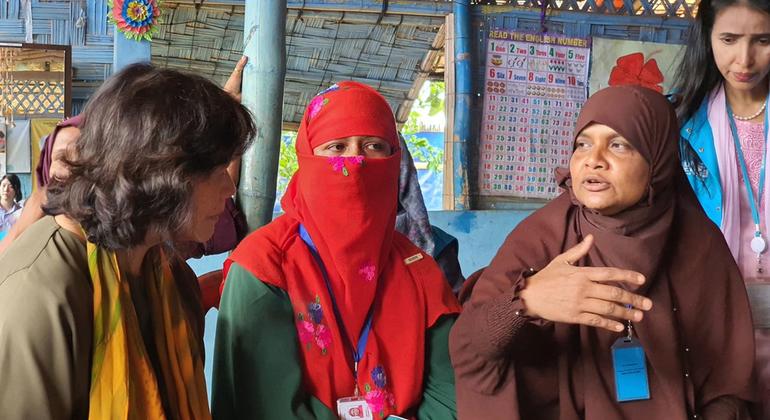 نولين هايزر، المبعوثة الخاصة للأمين العام للأمم المتحدة إلى ميانمار، تتحدث مع لاجئي الروهينجا في مخيم في بنغلاديش.