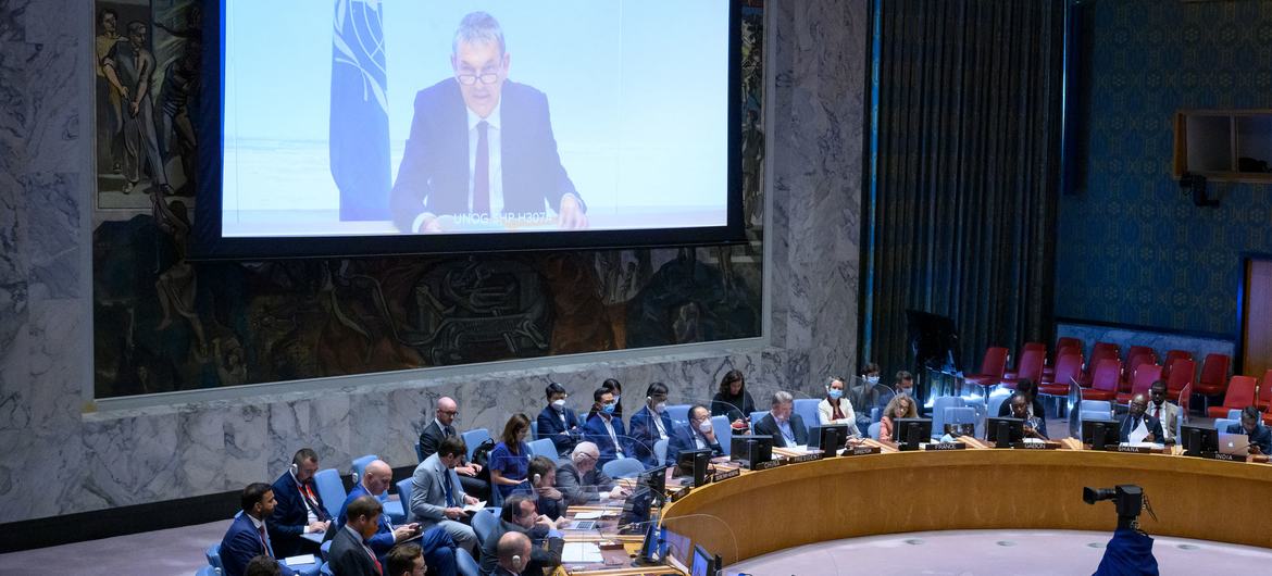 El Comisionado General de UNRWA, Philippe Lazzarini (en pantalla), se dirige a la reunión del Consejo de Seguridad de la ONU sobre la situación en Oriente Medio, incluida la cuestión palestina (archivo).
