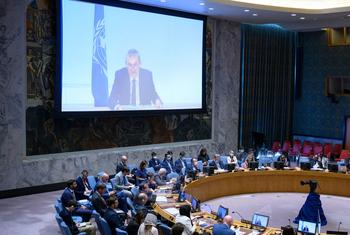 El Comisionado General de UNRWA, Philippe Lazzarini (en pantalla), se dirige a la reunión del Consejo de Seguridad de la ONU sobre la situación en Oriente Medio, incluida la cuestión palestina (archivo).