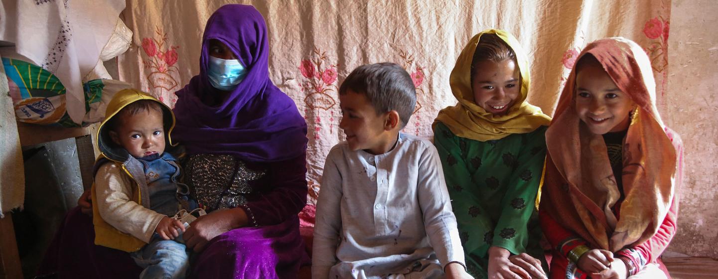 عائلة تجلس داخل منزلها في موقع غير رسمي للنازحين داخليا في كابول، أفغانستان.
