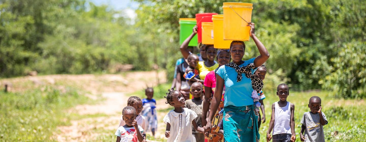 Des femmes et des enfants puisent de l'eau à un puits récemment réhabilité dans la vallée de Gwembe, en Zambie. (archives)