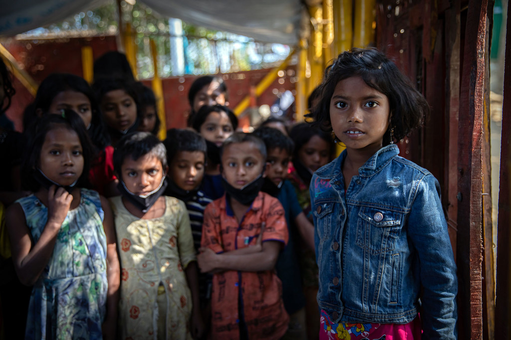 Dans un camp de réfugiés du Bangladesh, des enfants rohingyas se rassemblent dans un centre d'apprentissage temporaire qui propose des activités récréatives et un soutien psychosocial.