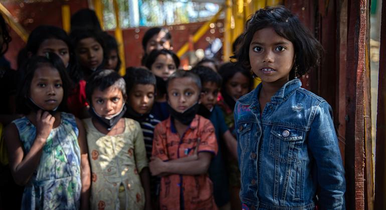 बांग्लादेश में एक शरणार्थी शिविर में, रोहिंज्या बच्चे, एक अस्थाई शिक्षा केन्द्र में, मनोरंजक गतिविधियों व मनोवैज्ञानिक समर्थन के लिये एकत्र होते हुए.