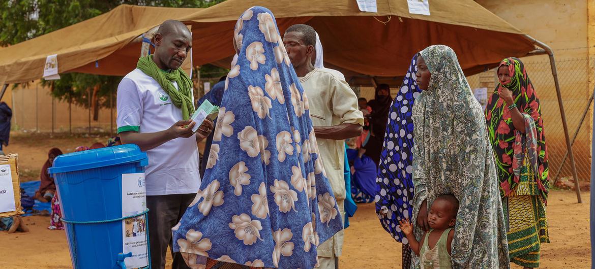 Cash distribution is one form of aid being carried out by WFP to help displaced people in Balléyara, Niger.