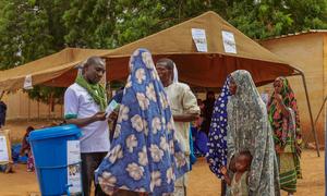 Cash distribution is one form of aid being carried out by WFP to help displaced people in Balléyara, Niger.