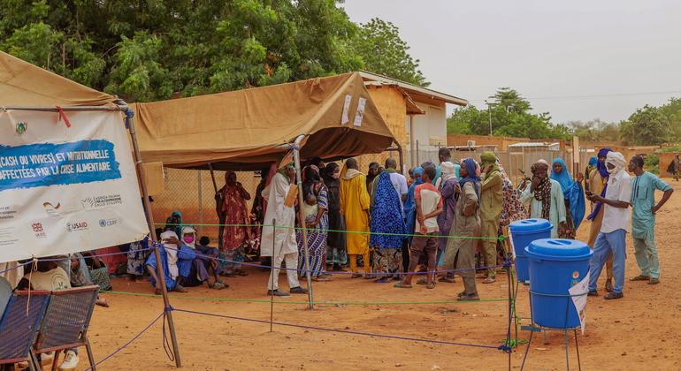 Distribution d'aide en espèce aux personnes déplacées à Balléyara, au Niger.
