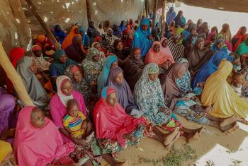 Des femmes et des enfants attendent une aide alimentaire à Soucoutane, au Niger.