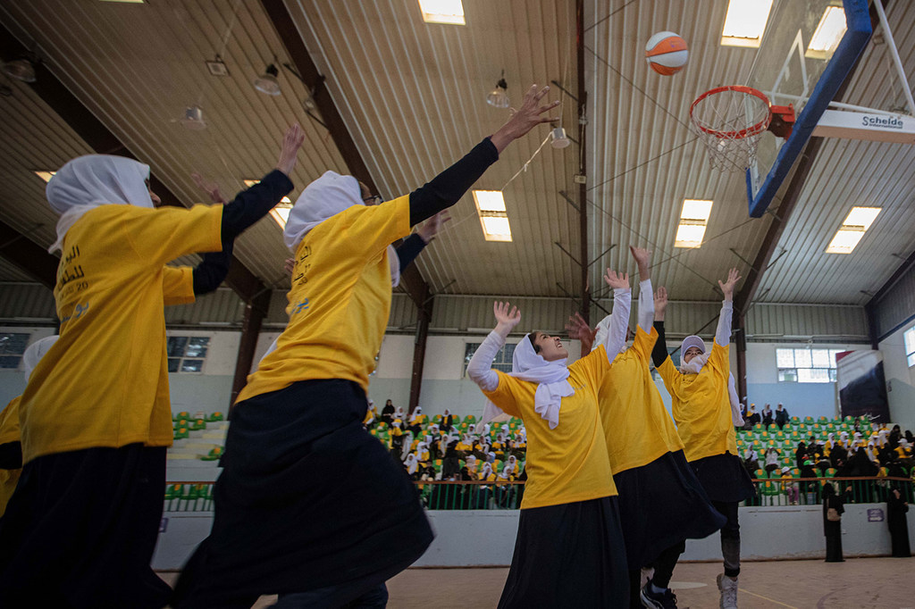 Des filles jouent au basket-ball lors de la Journée mondiale de l'enfance à Sanaa, au Yémen