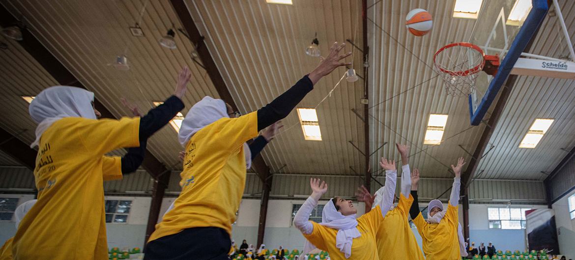 यमन की राजधानी सना में लड़कियाँ विश्व बाल दिवस पर बॉस्केटबॉल खेल रही हैं.